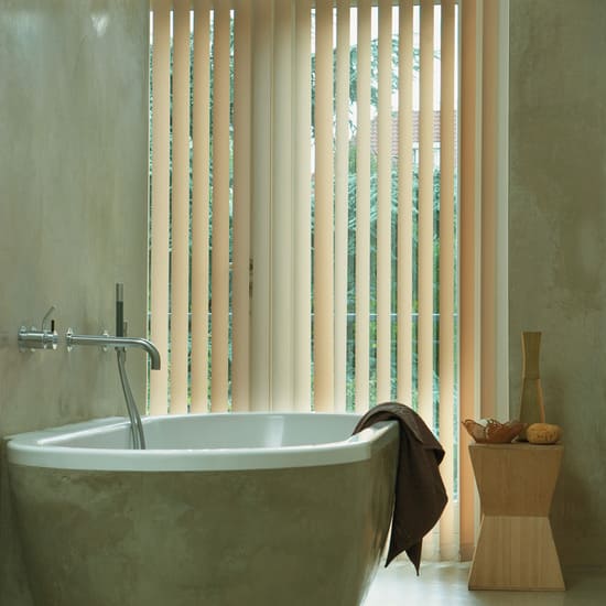 Тканевые вертикальные жалюзи для ванной комнаты на окна