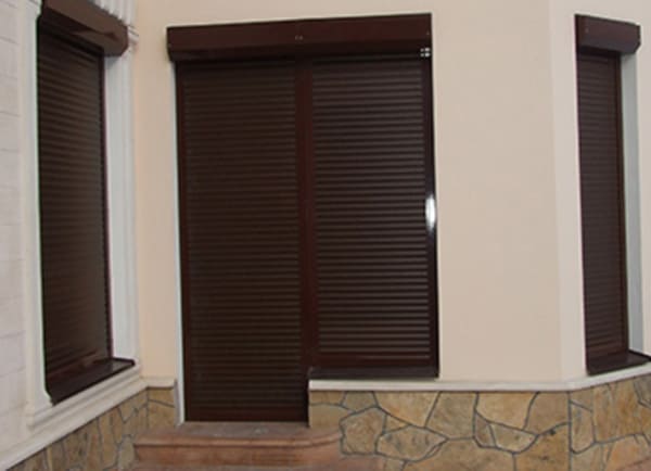 Защитные рольставни на дверь