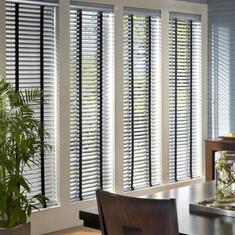 Алюминиевые горизонтальные жалюзи для ресторана цена. Купить в «Мастерская Жалюзи»